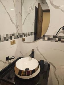 a bathroom with a sink and a mirror at Departamento en Cochabamba con hermosa vista in Calacala