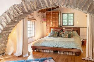 Katil atau katil-katil dalam bilik di Chapelle de Léca, Authentique Chapelle Rénovée - Vallespir - Vue Imprenable Montagne - Unique, Loft Moderne et Pittoresque - WIFI - Confort Premium - OFFRE SPECIALE - Majestic Key Konciergerie Collioure