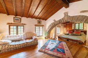 Katil atau katil-katil dalam bilik di Chapelle de Léca, Authentique Chapelle Rénovée - Vallespir - Vue Imprenable Montagne - Unique, Loft Moderne et Pittoresque - WIFI - Confort Premium - OFFRE SPECIALE - Majestic Key Konciergerie Collioure