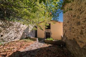 Gambar di galeri bagi Chapelle de Léca, Authentique Chapelle Rénovée - Vallespir - Vue Imprenable Montagne - Unique, Loft Moderne et Pittoresque - WIFI - Confort Premium - OFFRE SPECIALE - Majestic Key Konciergerie Collioure di Corsavy
