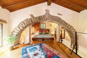Katil atau katil-katil dalam bilik di Chapelle de Léca, Authentique Chapelle Rénovée - Vallespir - Vue Imprenable Montagne - Unique, Loft Moderne et Pittoresque - WIFI - Confort Premium - OFFRE SPECIALE - Majestic Key Konciergerie Collioure