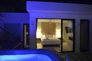 una camera da letto con un letto e una vasca in una stanza di Anah Playa Luxury Penthouses and Apartments a Playa del Carmen Altre 47 foto