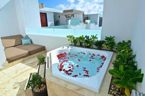 una vista aerea su una piscina in una casa di Anah Playa Luxury Penthouses and Apartments a Playa del Carmen
