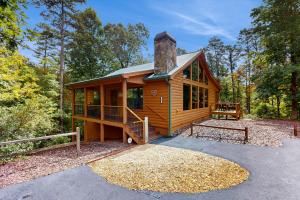 una cabaña de troncos en el bosque con chimenea en Rustic Charm, en Sautee Nacoochee