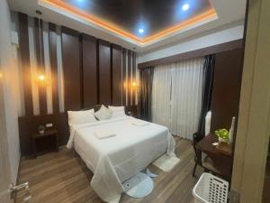 Un dormitorio con una gran cama blanca en una habitación. en Luxury Private Pool Villa-Ao Nang Krabi 2, en Ao Nam Mao