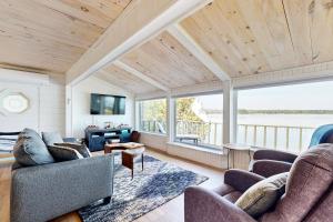 Posezení v ubytování Dark Harbour Cottage