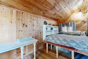 Postel nebo postele na pokoji v ubytování Dark Harbour Cottage