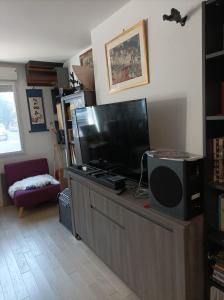 イシー・レ・ムリノーにあるAppartment Porte de Versailles Paris Expoのリビングルーム(テレビ付) +5枚の写真