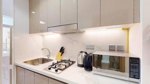 Η κουζίνα ή μικρή κουζίνα στο Azizi Riviera 29 - Aesthetic Studio in Meydan