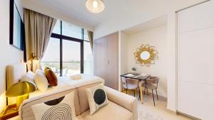 Ένα ή περισσότερα κρεβάτια σε δωμάτιο στο Azizi Riviera 29 - Aesthetic Studio in Meydan +13 φωτογραφίες