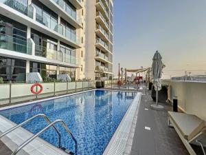 Πισίνα στο ή κοντά στο Azizi Riviera 29 - Aesthetic Studio in Meydan