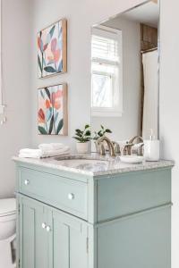 une salle de bain avec un lavabo bleu et un miroir dans l'établissement Outdoor Living Hot Tub Minutes to Franklin 3 bed, à Franklin