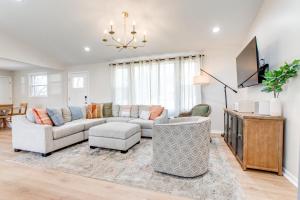 un salon avec un canapé et une télévision dans l'établissement Outdoor Living Hot Tub Minutes to Franklin 3 bed, à Franklin