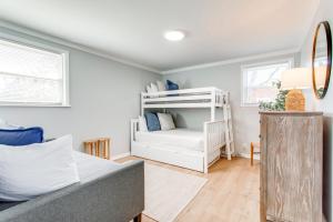 - une chambre avec des lits superposés et un lit bébé dans l'établissement Outdoor Living Hot Tub Minutes to Franklin 3 bed, à Franklin 35 autres photos