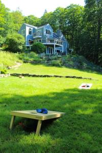 una casa azul con una mesa de picnic delante de ella en Vermont Ski Home Lake Home, en Jacksonville
