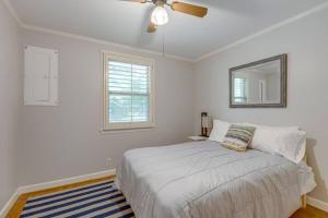 Кровать или кровати в номере Figuers Bungalow 2 bd 1 bath central location