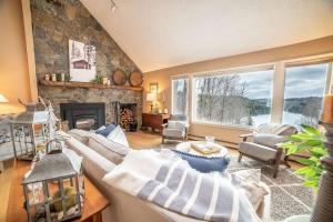 Una sala de estar con un sofá y una chimenea. en Vermont Ski Home Lake Home, en Jacksonville
