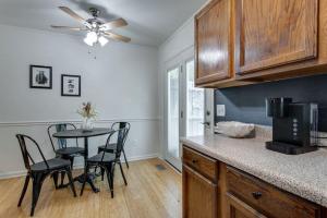 une cuisine avec une table et des chaises et une cuisine avec un ventilateur de plafond dans l'établissement Sunset Cottage 2 bed 1 bath Pet-Friendly, à Murfreesboro