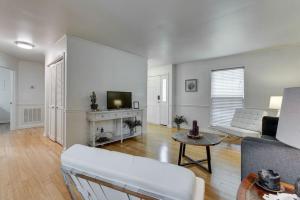 un salon avec un canapé et une télévision dans l'établissement Sunset Cottage 2 bed 1 bath Pet-Friendly, à Murfreesboro