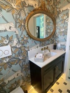 a bathroom with a sink and a mirror at Quinta da Morgadinha House in Vila Franca do Rosário
