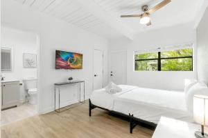 フォート・ローダーデールにあるLuxury Oakland Park Oasisの白いベッドルーム(ベッド1台、バスルーム付) +23枚の写真