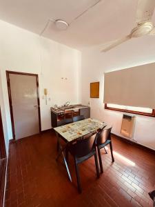 Posezení v ubytování Departamentos Centricos Carlos Paz