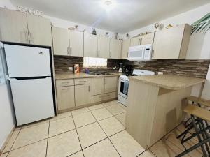 Una cocina o zona de cocina en Vista del Mar Apt C- 2 min in car from Sandy Beach