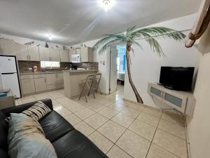 Una cocina o zona de cocina en Vista del Mar Apt C- 2 min in car from Sandy Beach
