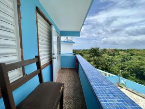 Un balcón o terraza de Vista del Mar Apt C- 2 min in car from Sandy Beach