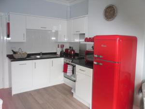A kitchen or kitchenette at Claremont House Holiday Apartments