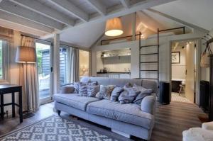 Ruang duduk di Railway Junction Cottage & The Cabin by NewFo rest