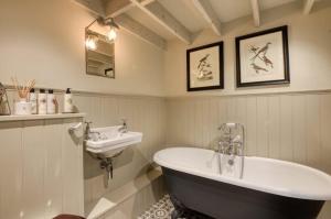 Bilik mandi di Railway Junction Cottage & The Cabin by NewFo rest +36 gambar