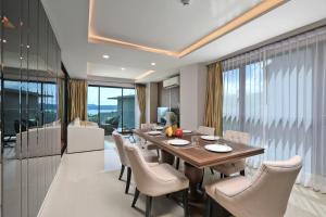 Posezení v ubytování 3 bdr SeaView Apartment walking to Surin Beach by CapitalPro
