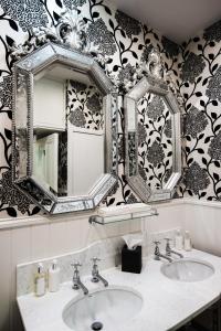 La salle de bains est pourvue de 2 miroirs et d'un lavabo. dans l'établissement 24 Royal Terrace, à Édimbourg