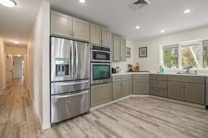 Køkken eller tekøkken på Private Beach with Incredible Views on Lt Island