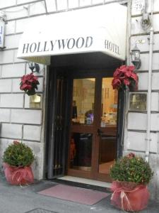 ein hohles Hotelschild auf der Vorderseite eines Gebäudes in der Unterkunft Hotel Hollywood in Rom