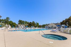 Πισίνα στο ή κοντά στο Fairway Oaks Unit 57B