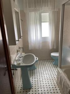 a bathroom with a sink and a toilet at Chalet independiente Playa de Patos Nigrán in Nigrán +13 photos