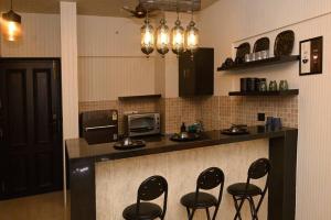 Kuchyň nebo kuchyňský kout v ubytování Lodha Belmondo Vintage Heights Pune with Golf Course