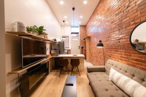 Χώρος καθιστικού στο Stylish Downtown Apartment In Grand Forks, Bc