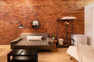 Ένα ή περισσότερα κρεβάτια σε δωμάτιο στο Stylish Downtown Apartment In Grand Forks, Bc