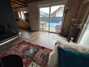 un soggiorno con divano e vista sull'oceano di Maison individuelle avec piscine entourée de montagnes a Monthion