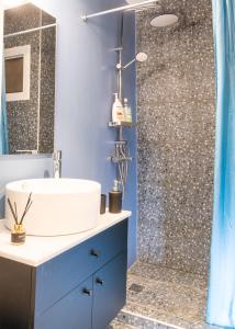 A bathroom at Syntagma Sweet House 2