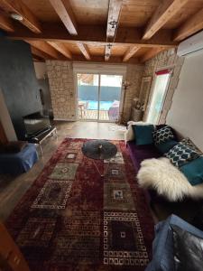 un soggiorno con un divano e un tavolo di Maison individuelle avec piscine entourée de montagnes a Monthion
