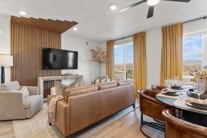 een woonkamer met een bank en een tafel bij Paradise in the Sand condo in St. George