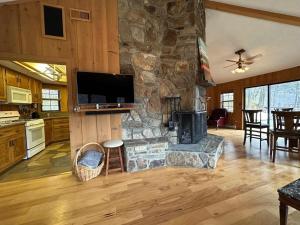 Η κουζίνα ή μικρή κουζίνα στο Smokey Vista Lodge