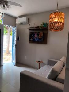 Televisyen dan/atau pusat hiburan di Aluguel Temporada Studio Praia do Forte em cabo frio