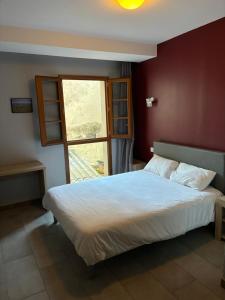 Postel nebo postele na pokoji v ubytování Hôtel du vieux pont