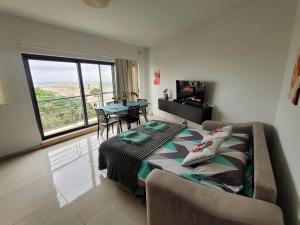 Χώρος καθιστικού στο 1 Bedroom Apartment with a View