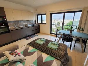 Η κουζίνα ή μικρή κουζίνα στο 1 Bedroom Apartment with a View